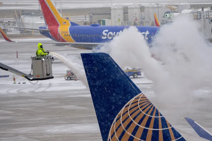 US flights disrupted by winter storm